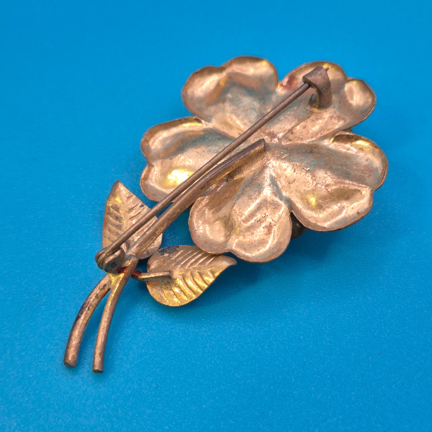 Vintage Goldfarbene Blumen-Brosche mit Blättern Akzenten