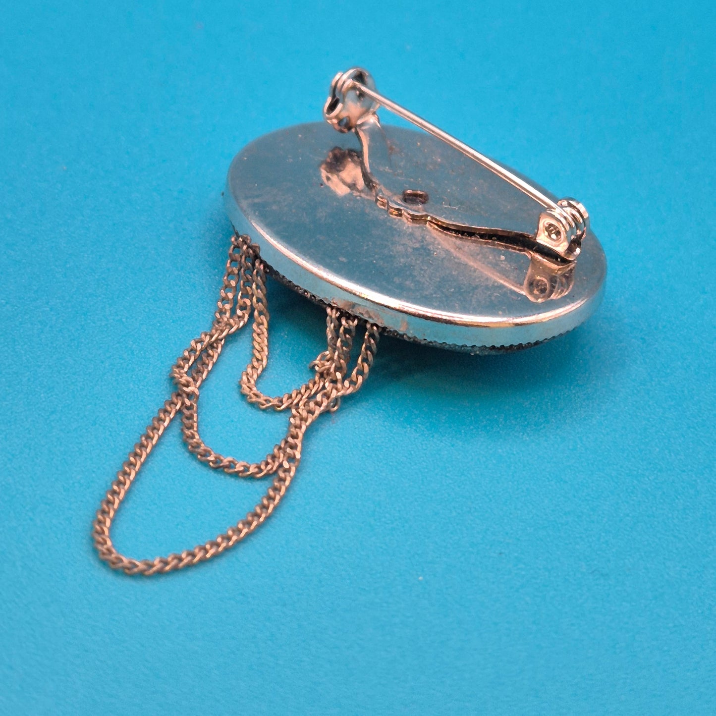 Vintage Statement-Brosche mit schillernden Akzenten & Kettendesign