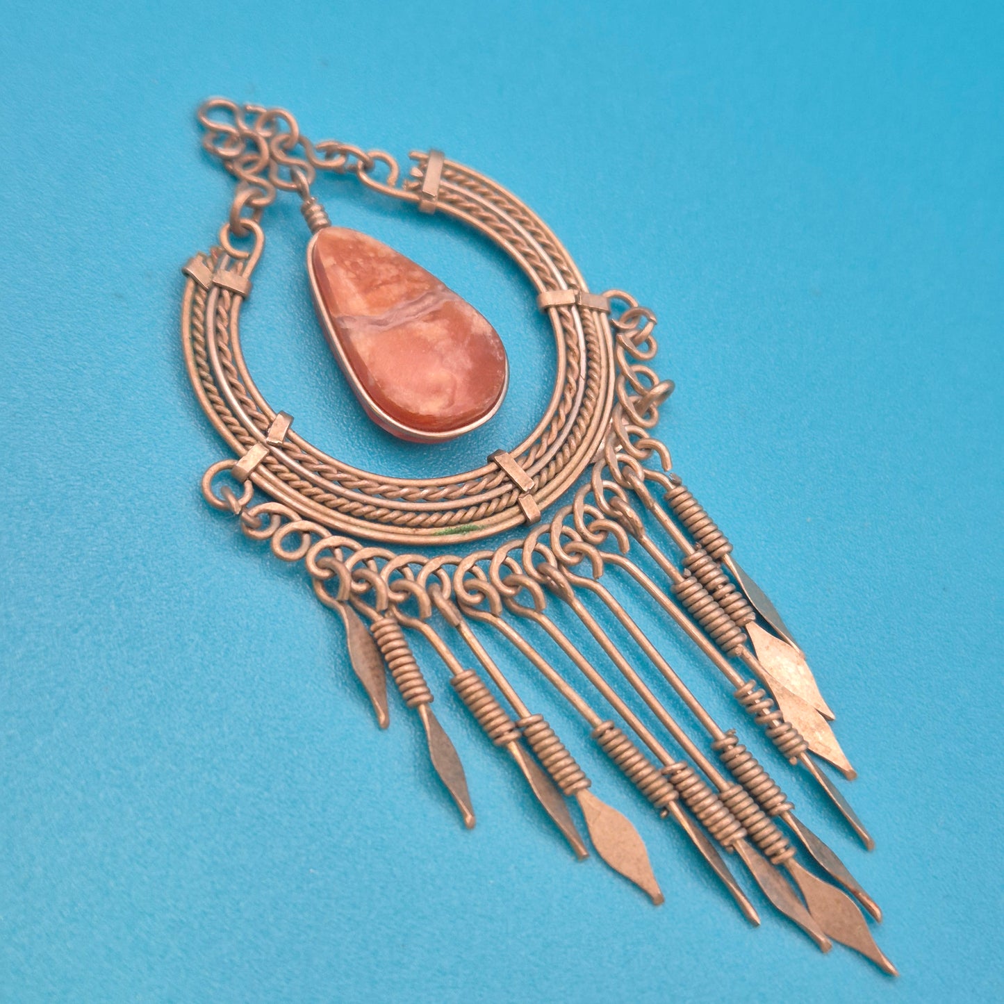 Boho Statement-Anhänger mit Naturstein-Tropfen und Quasten-Detail