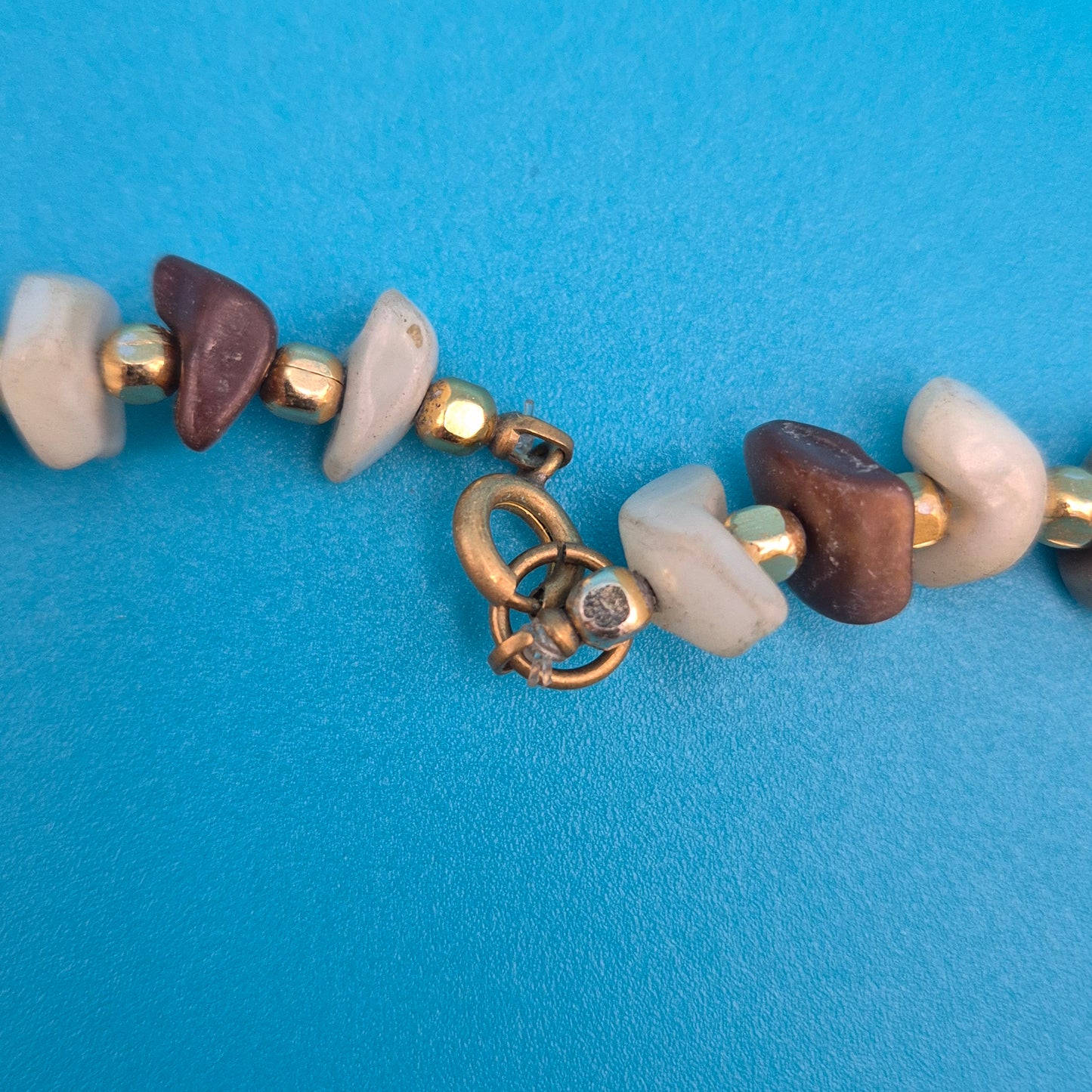Vintage Muschel-Kette mit braunen Akzenten und Gold-Details