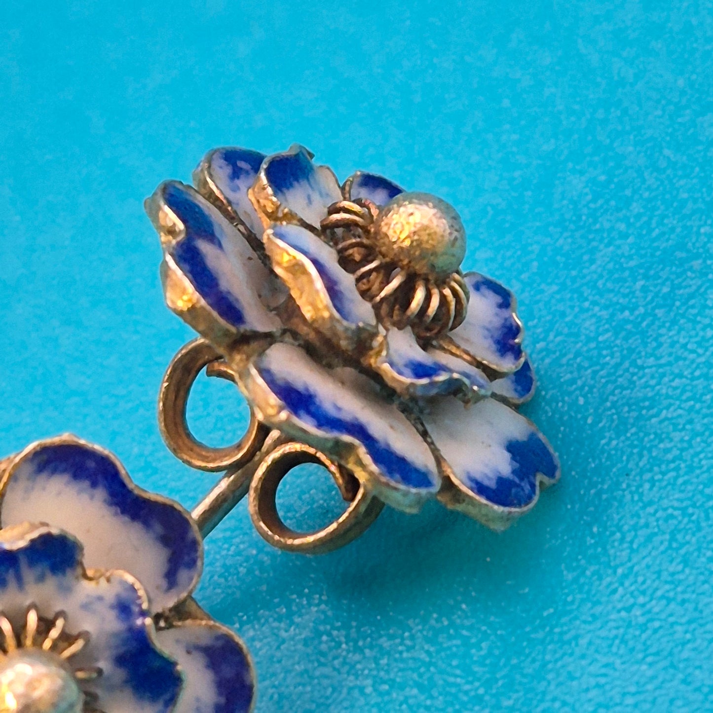 Vintage Emaille Blumen-Ohrstecker in Blau-Weiß Goldfarben