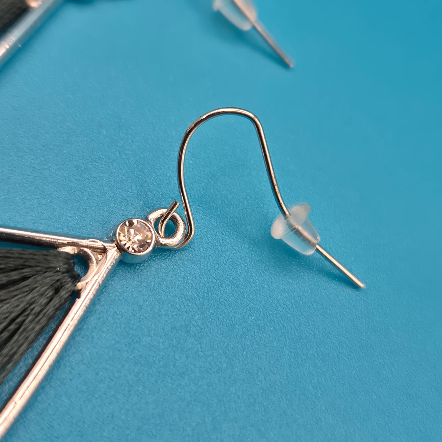 Vintage Ohrhänger Blatt-Design mit schwarzer Fadenkunst & Strass-Akzent