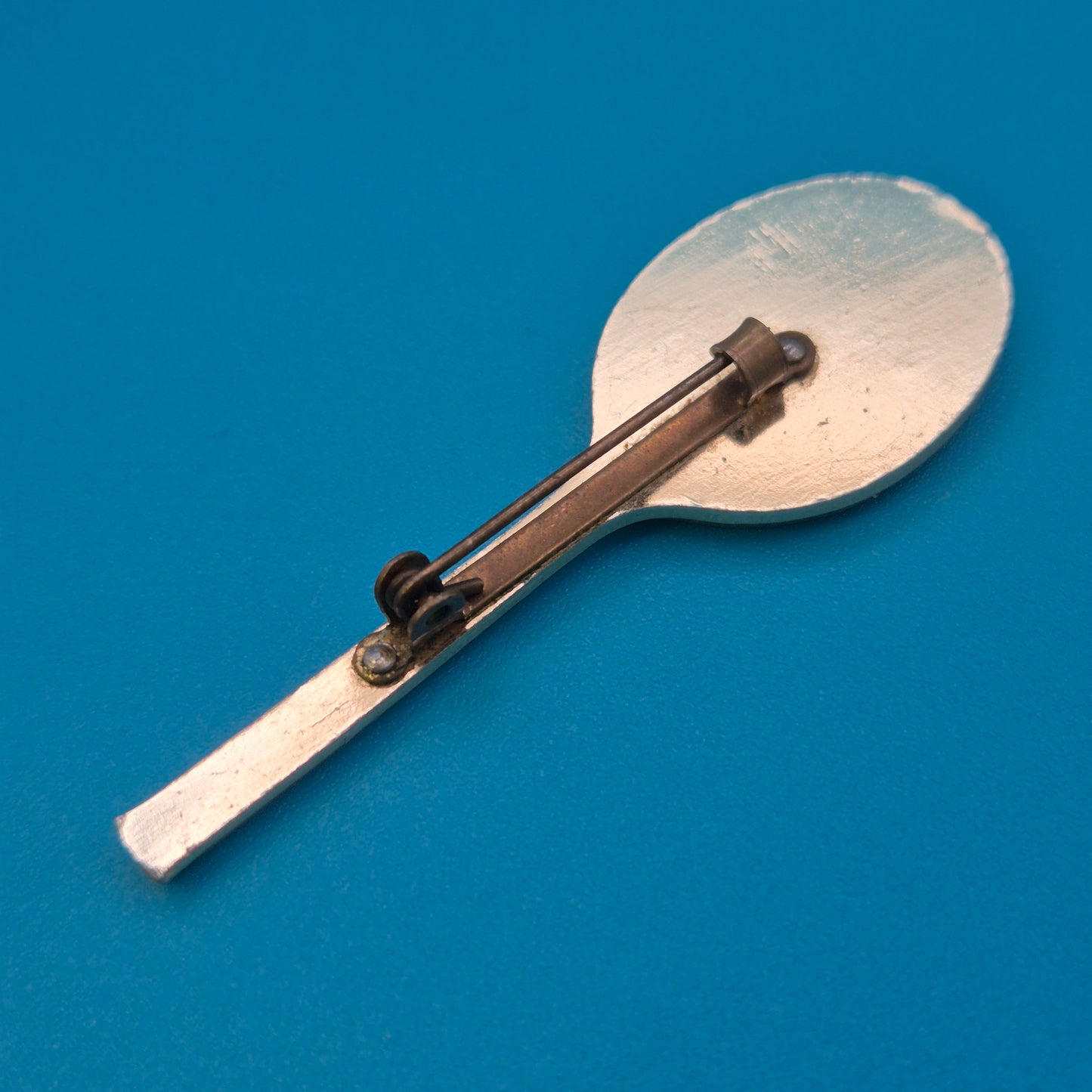 Vintage Tennis Schläger Brosche in Goldoptik mit Perlmutt-Inlay