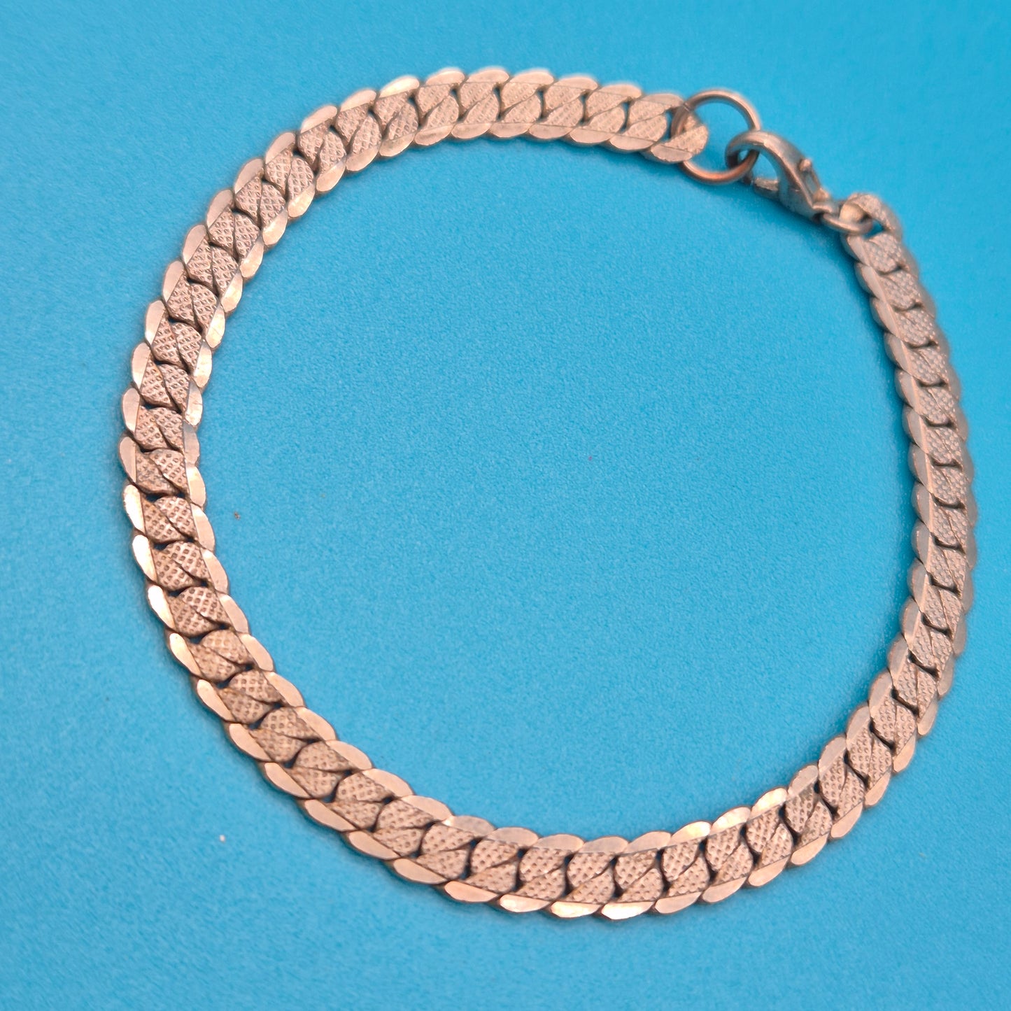 Klassisches flaches Panzerarmband mit feiner Texturierung - Vintage Look