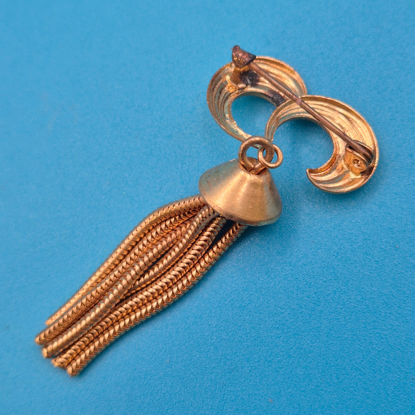 Vintage Goldfarbene Brosche mit Schlangenkettchen-Quaste