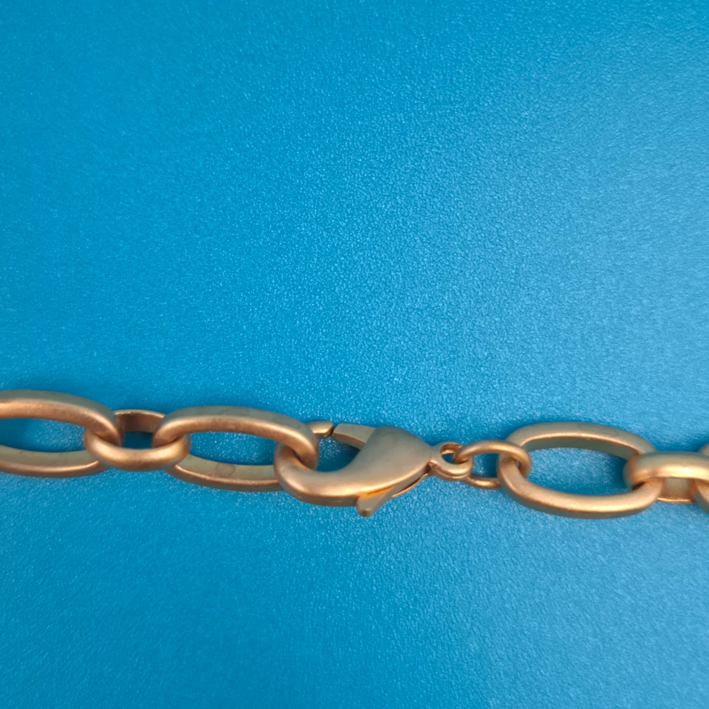 Elegante Vintage Goldfarbene Kette mit facettierten Schmucksteinen