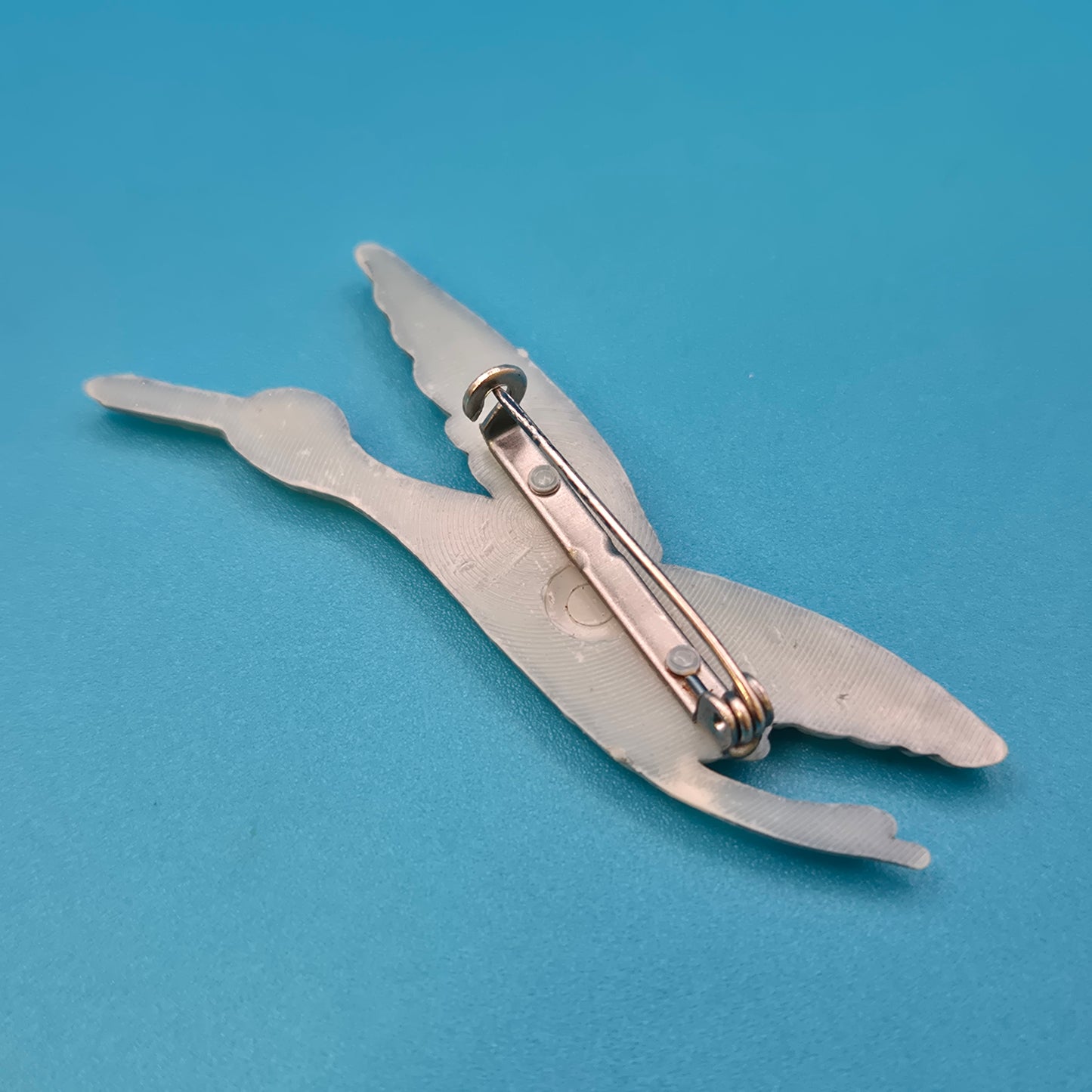 Vintage Vogel Brosche – Filigranes Design in Cremeweiß und Silber-Optik
