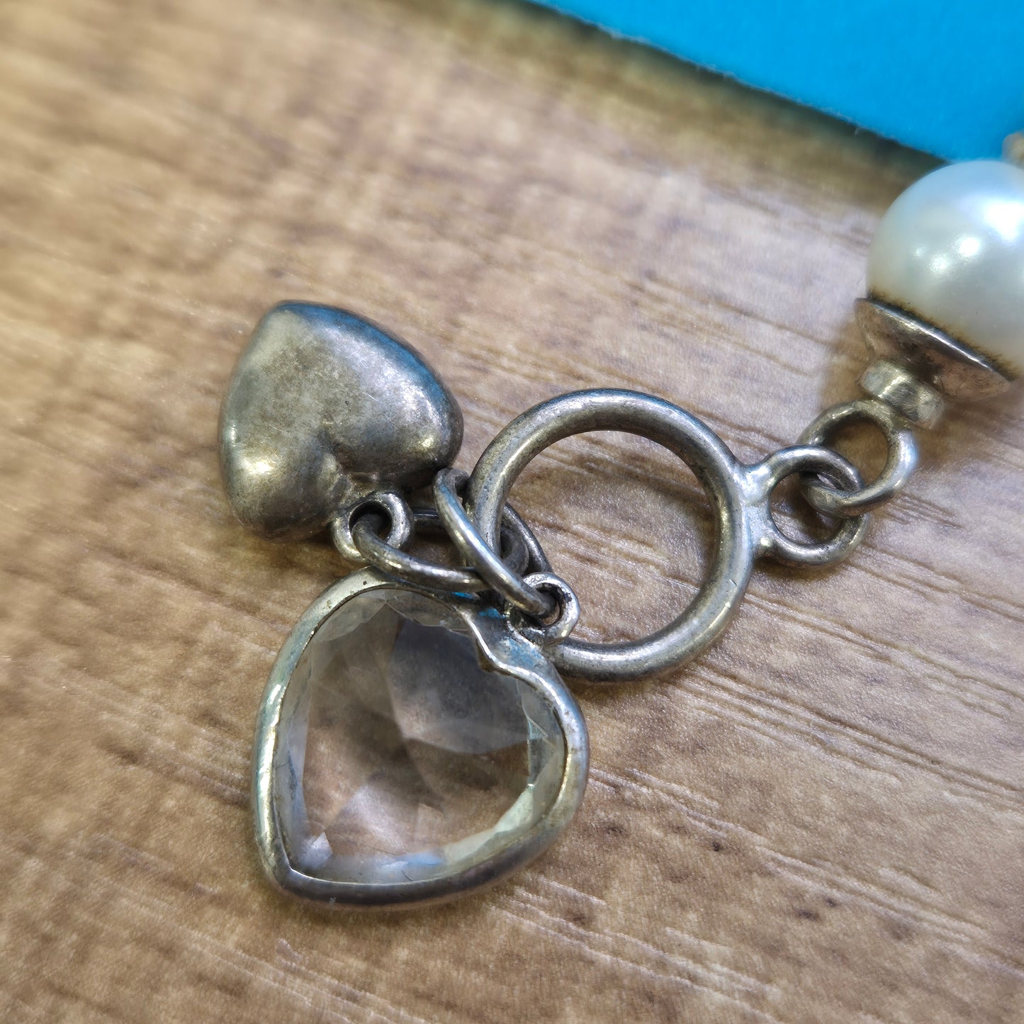 Vintage Perlenarmband mit Herz-Charms und Kristallanhänger