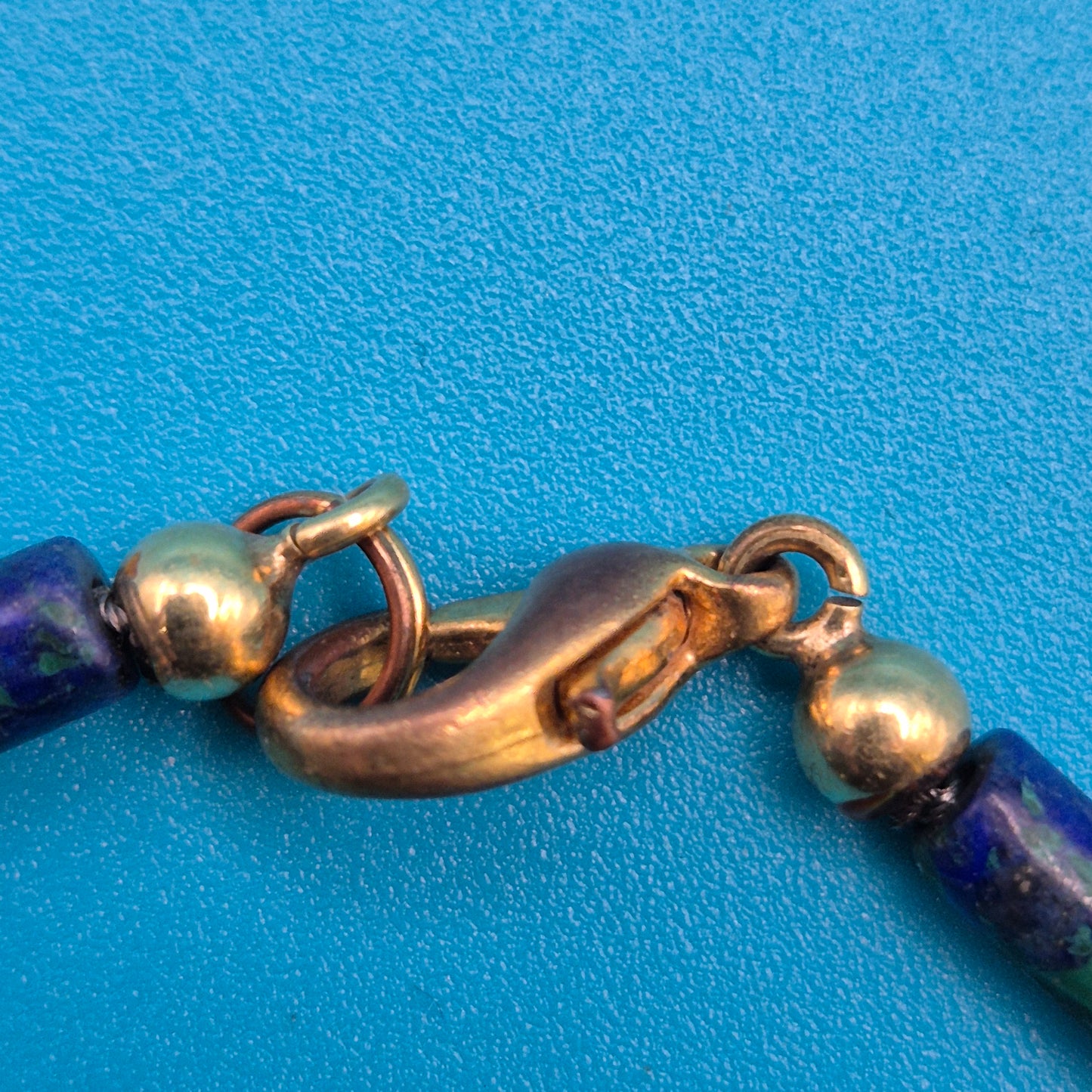 Vintage Azurit-Malachit Perlenarmband mit Goldakzenten