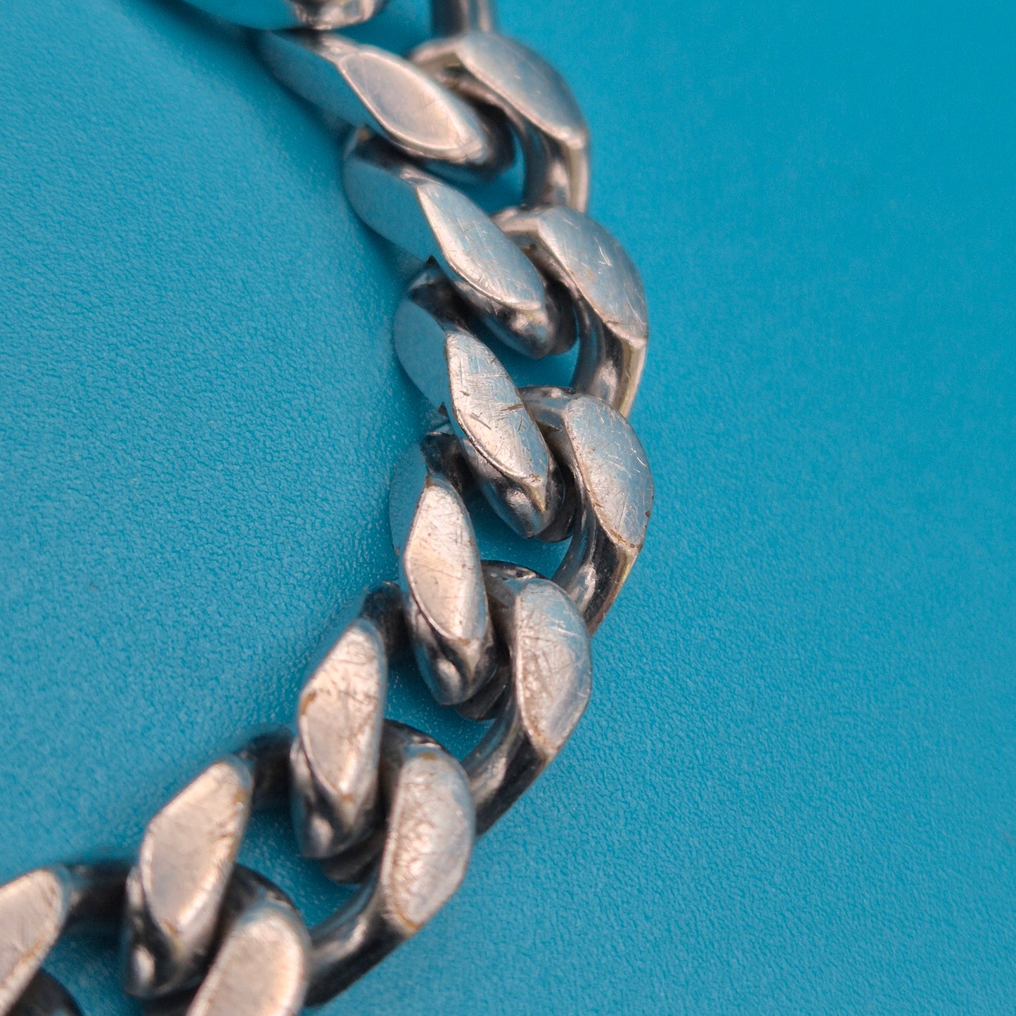 Klassisches silberfarbenes Gliederarmband im zeitlosen Design