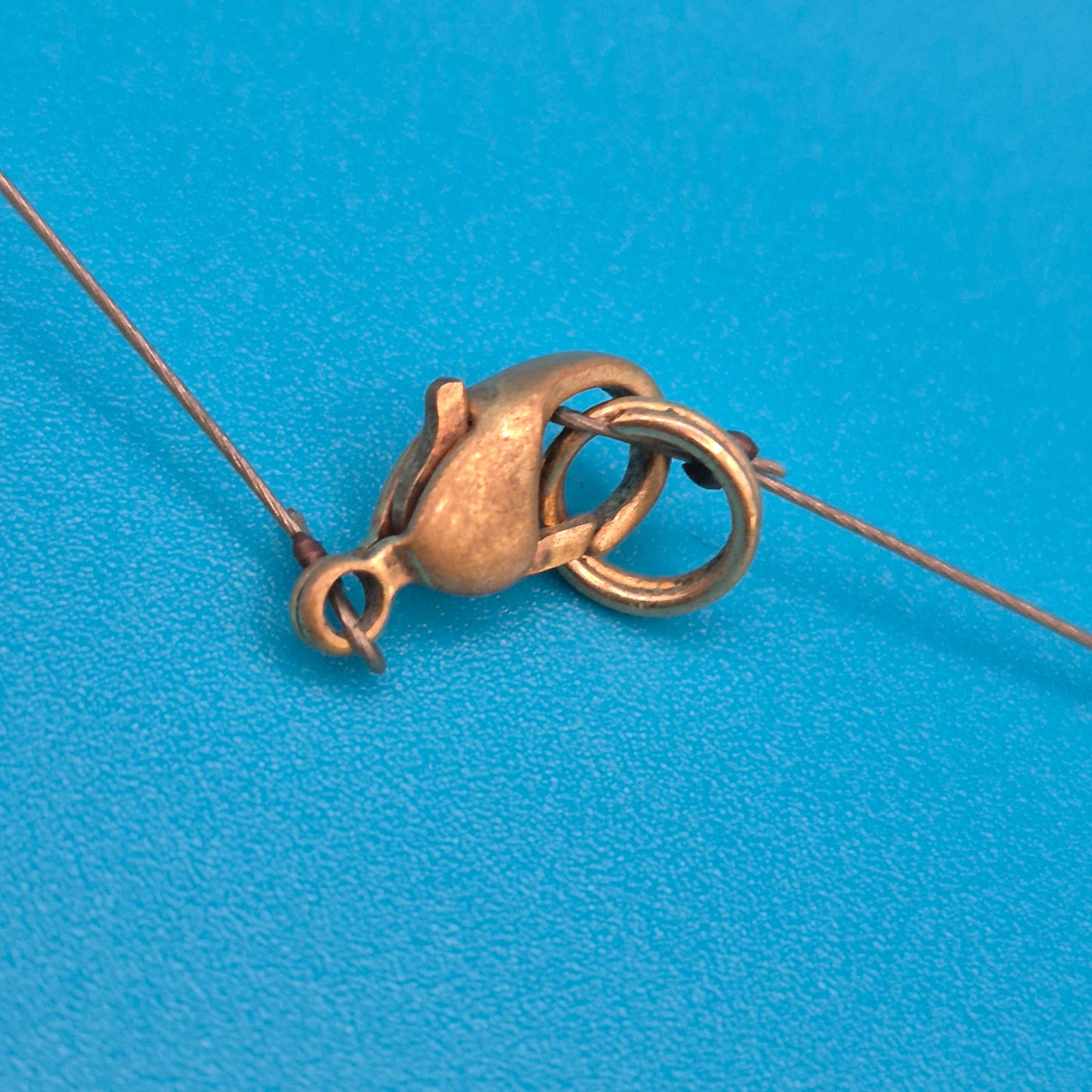 Elegante Y-Kette mit honigfarbenen Perlmutt- und Glasperlen