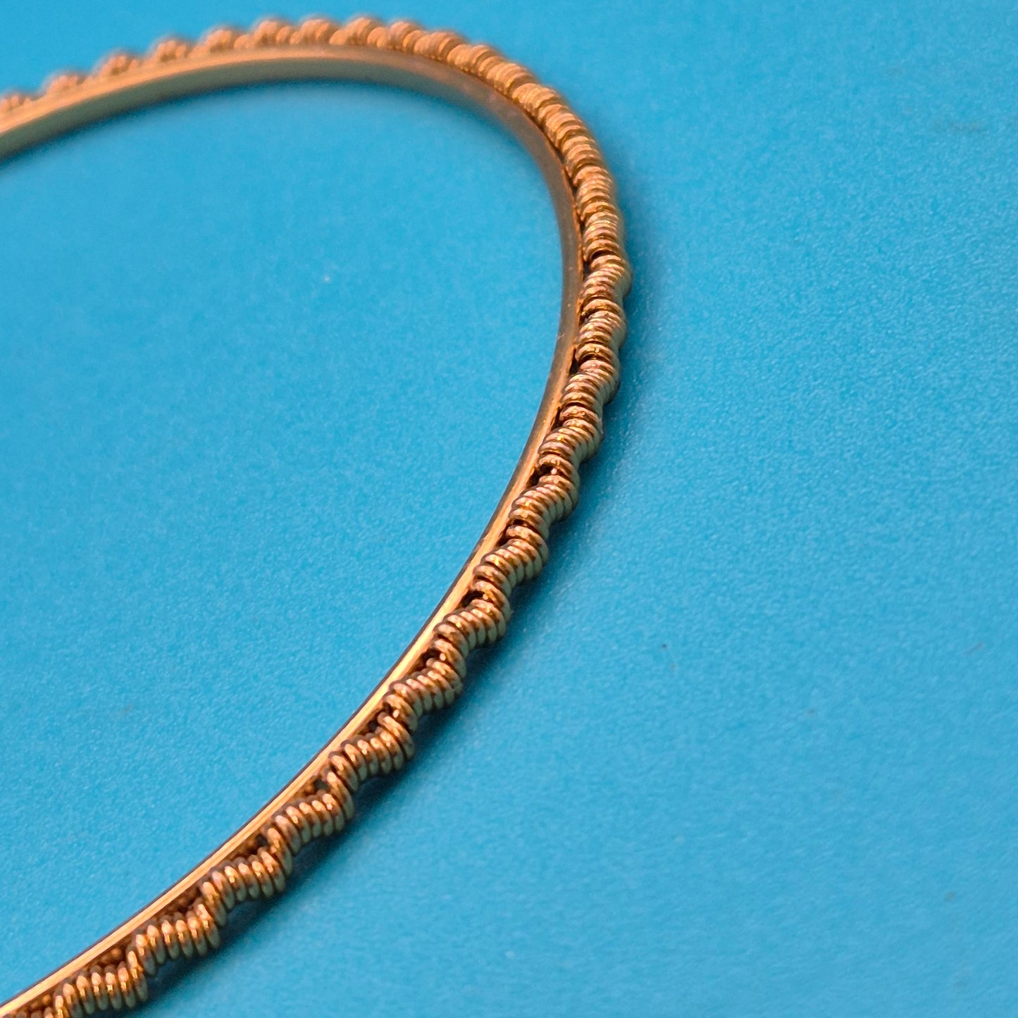 Filigraner Vintage Armreif aus gewickeltem Golddraht