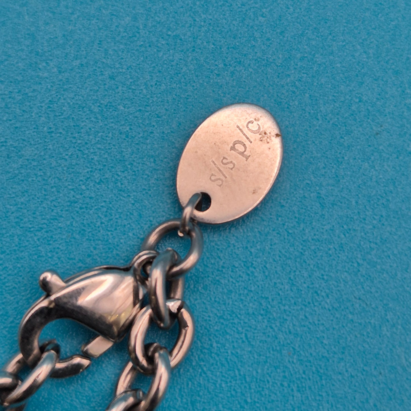 Elegantes Armband mit schwarzem Akzentstein und Zirkonia-Details