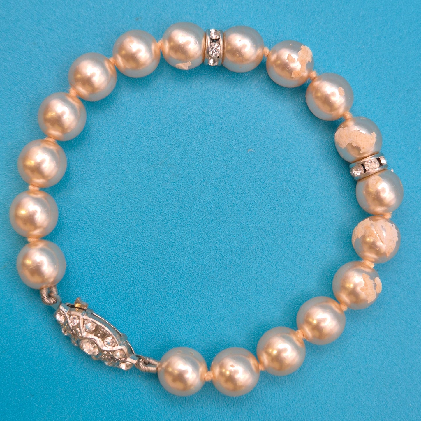 Elegantes Vintage-Perlenarmband mit Strass-Verzierungen und Schließe