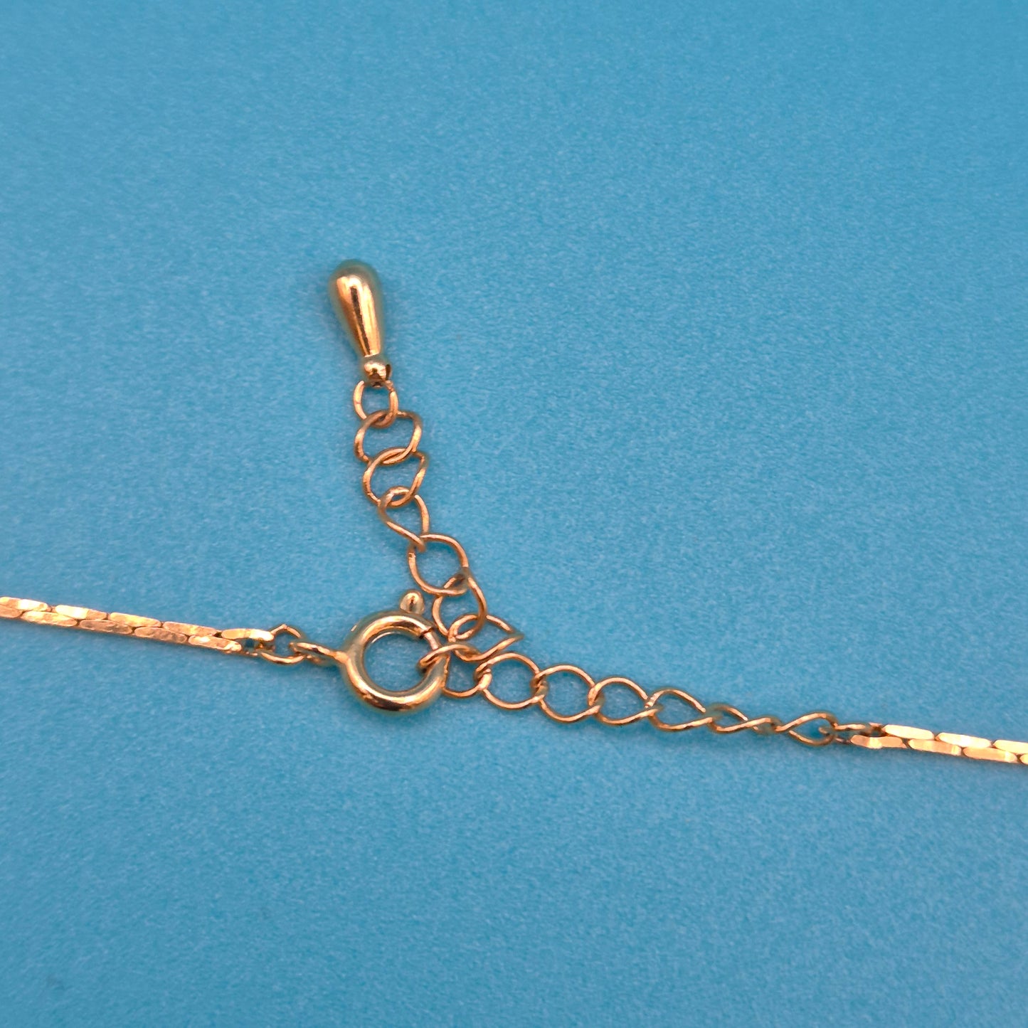 Elegante Vintage Goldfarbene Kette mit Anhänger und Zirkonia-Akzenten