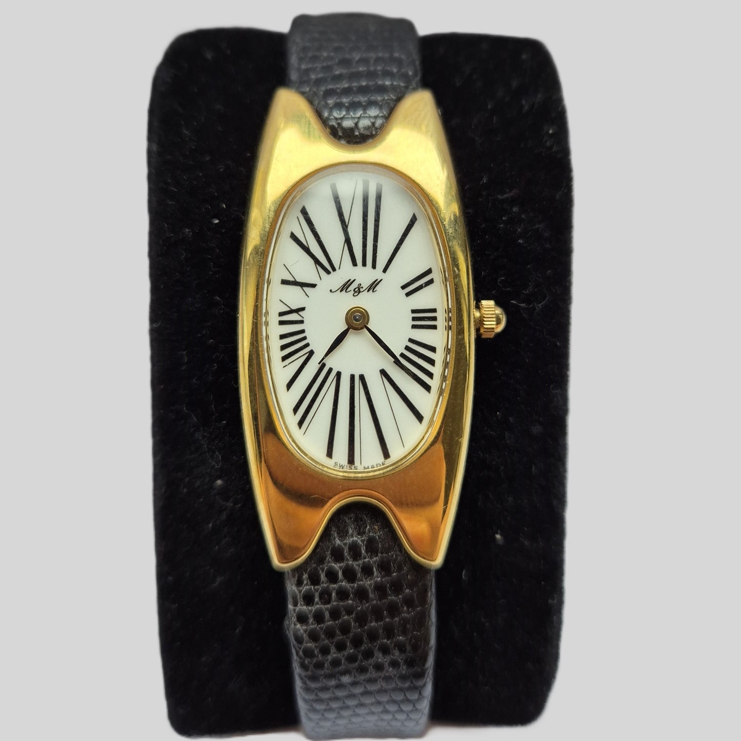 Elegante M&M Damenarmbanduhr – Klassisches Design mit römischen Ziffern