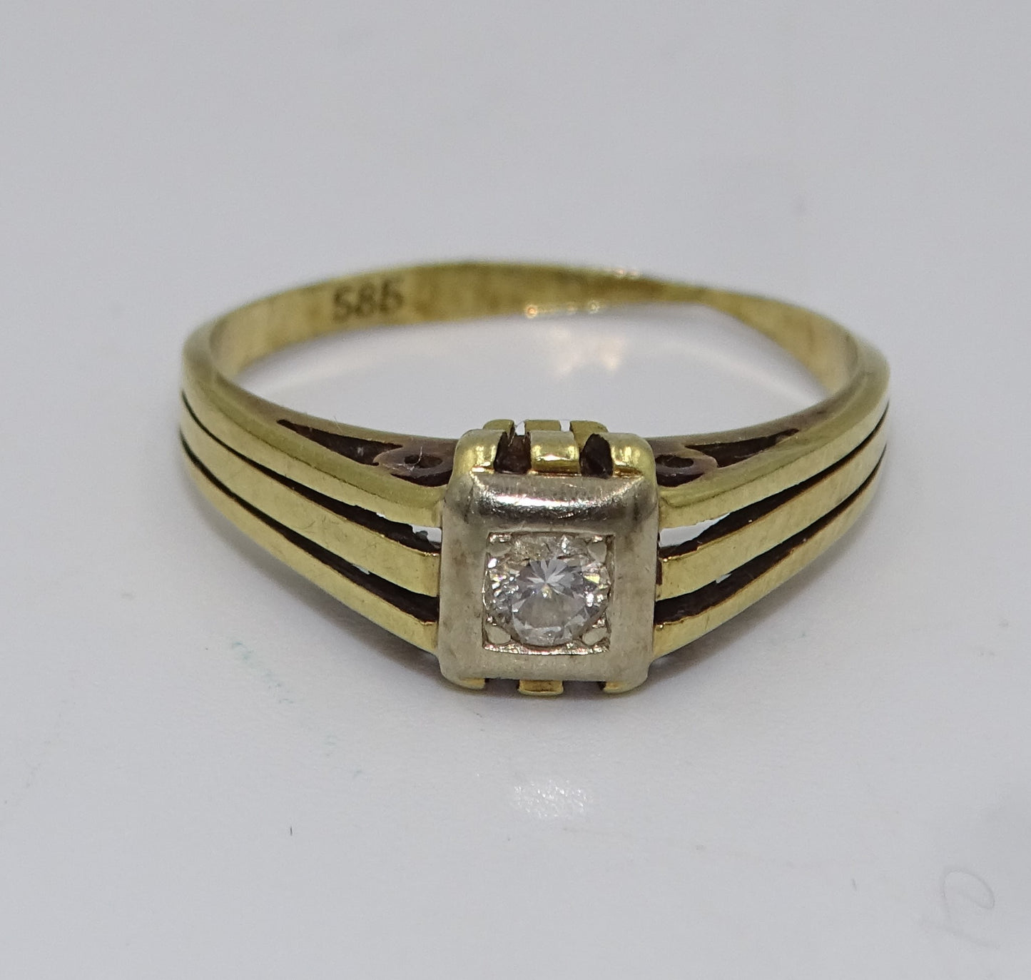 Solitärring Classic aus 585/14K Gelbgold mit Diamant