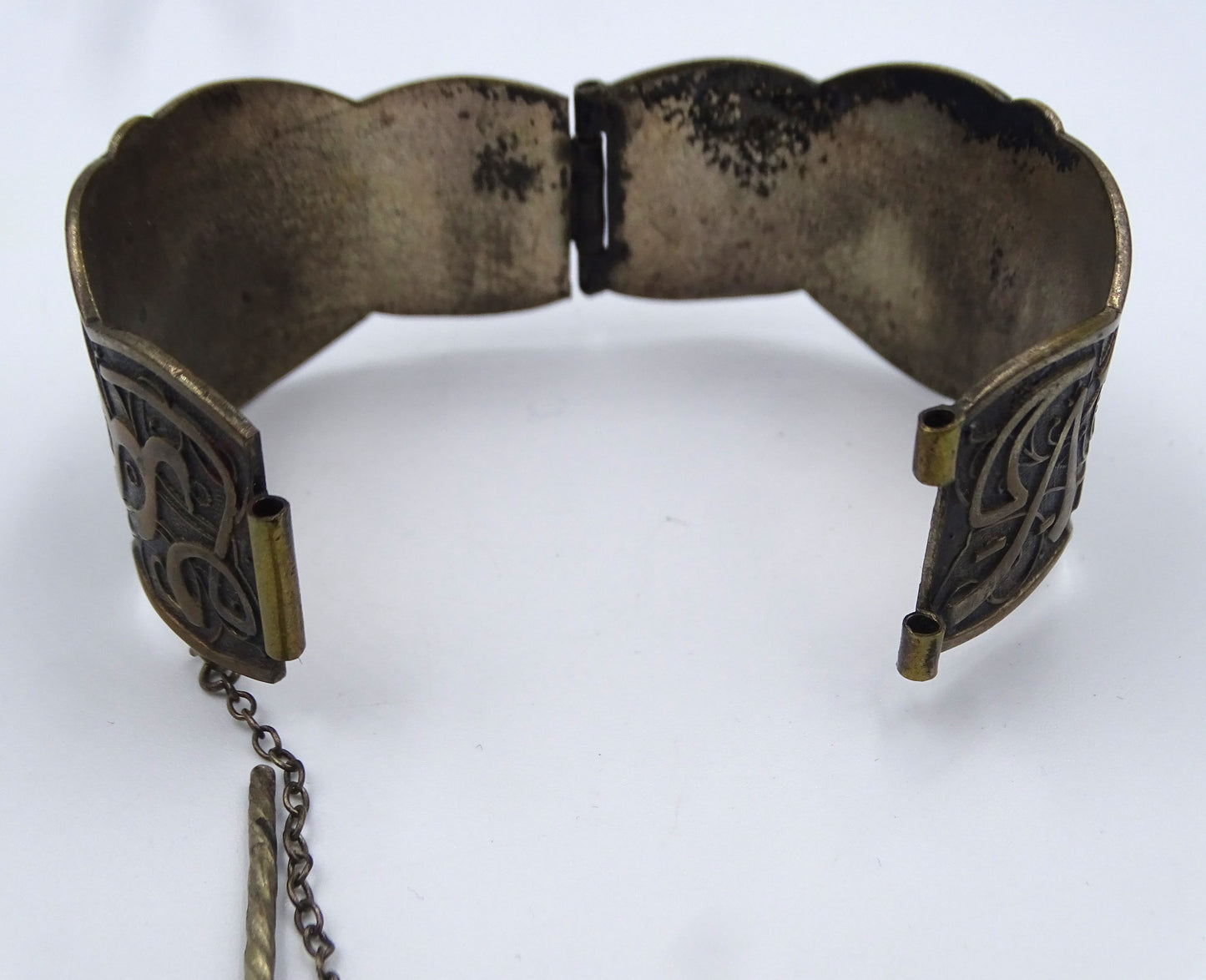 Antiker Armreif mit arabischer Schrift لاغالب الا الله