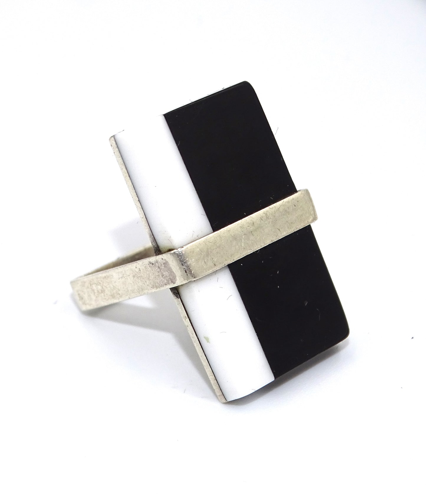 Quadratischer Ring aus Silber in Weiß und Schwarz – Größe 55