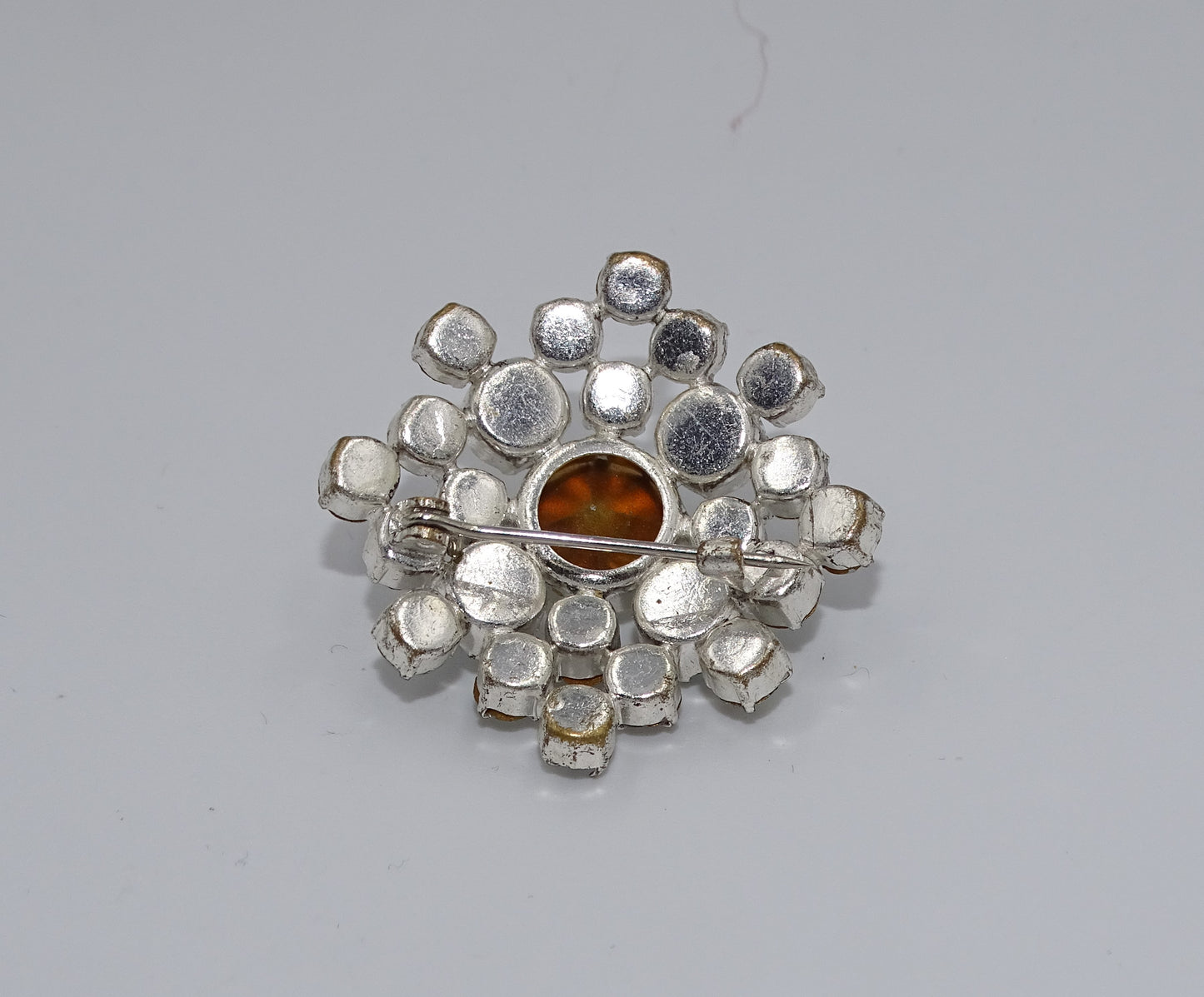 Wunderschöne Brosche in Silber mit großen Strasssteinen