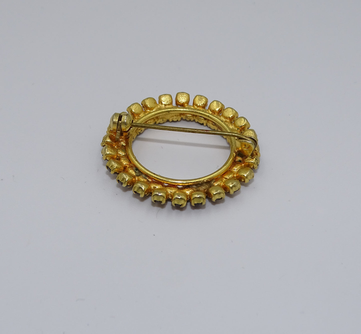 Wunderschöne Brosche in Granatstein-Optik