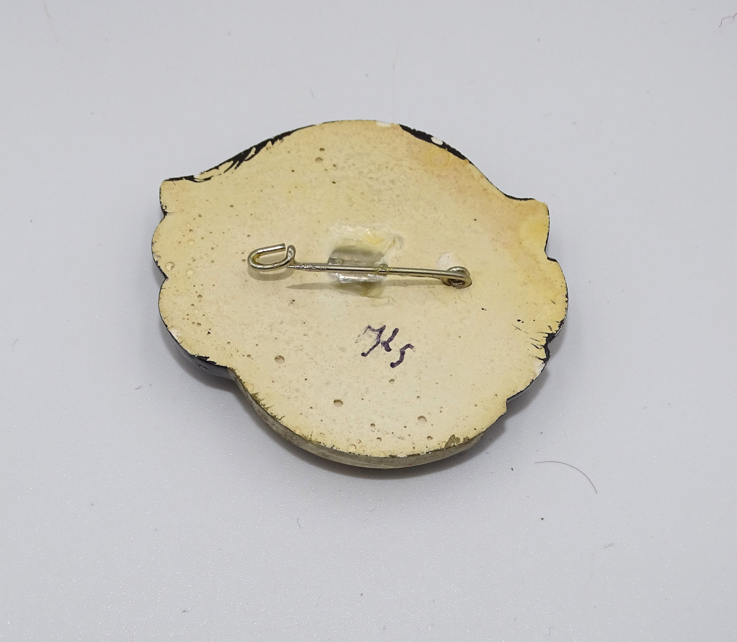 Vintage Große Bemalte Brosche mit Frauengesicht im Profil