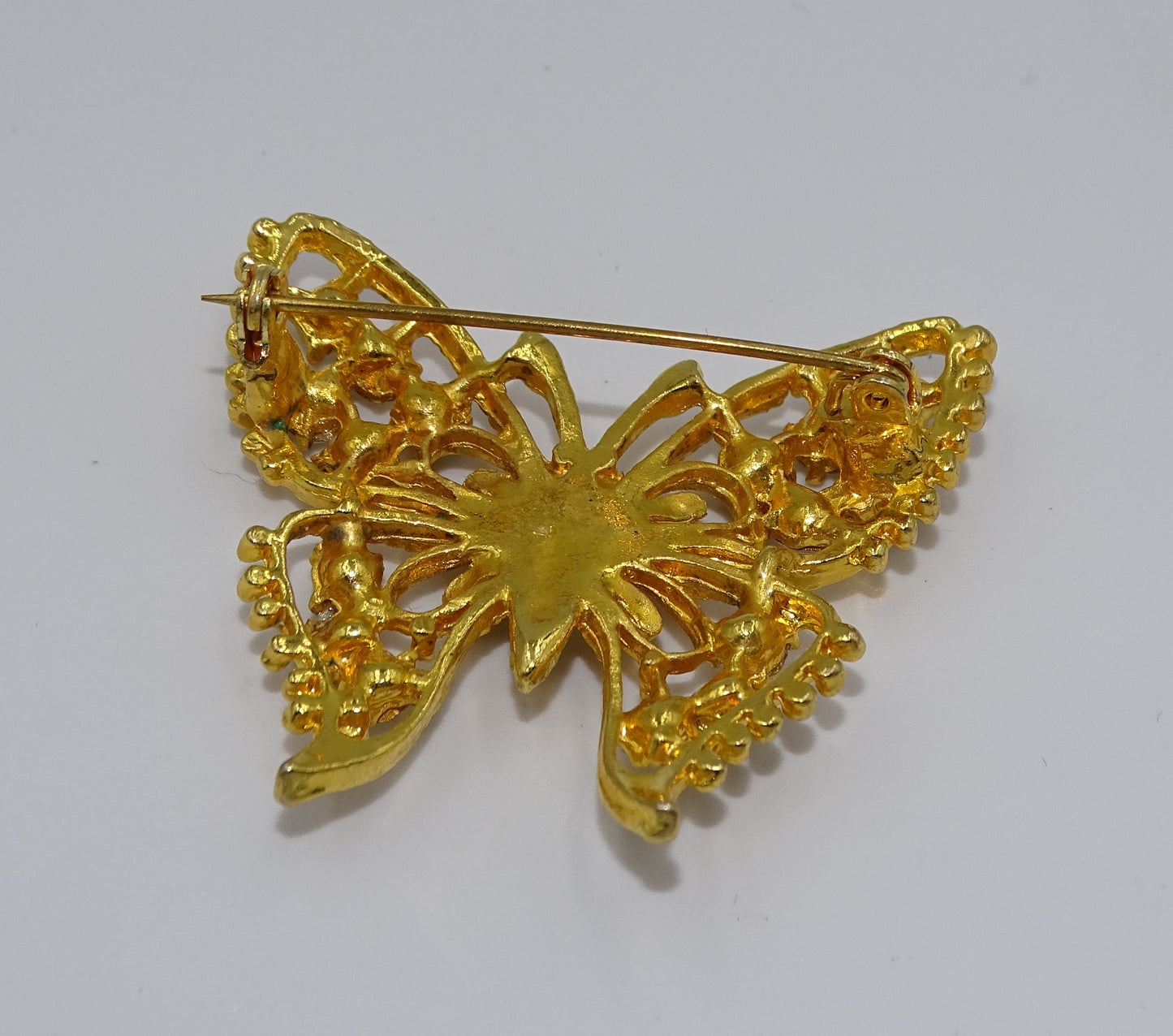 Wunderschöne Vergoldete Brosche mit Strasssteinen im Schmetterlingsdesign