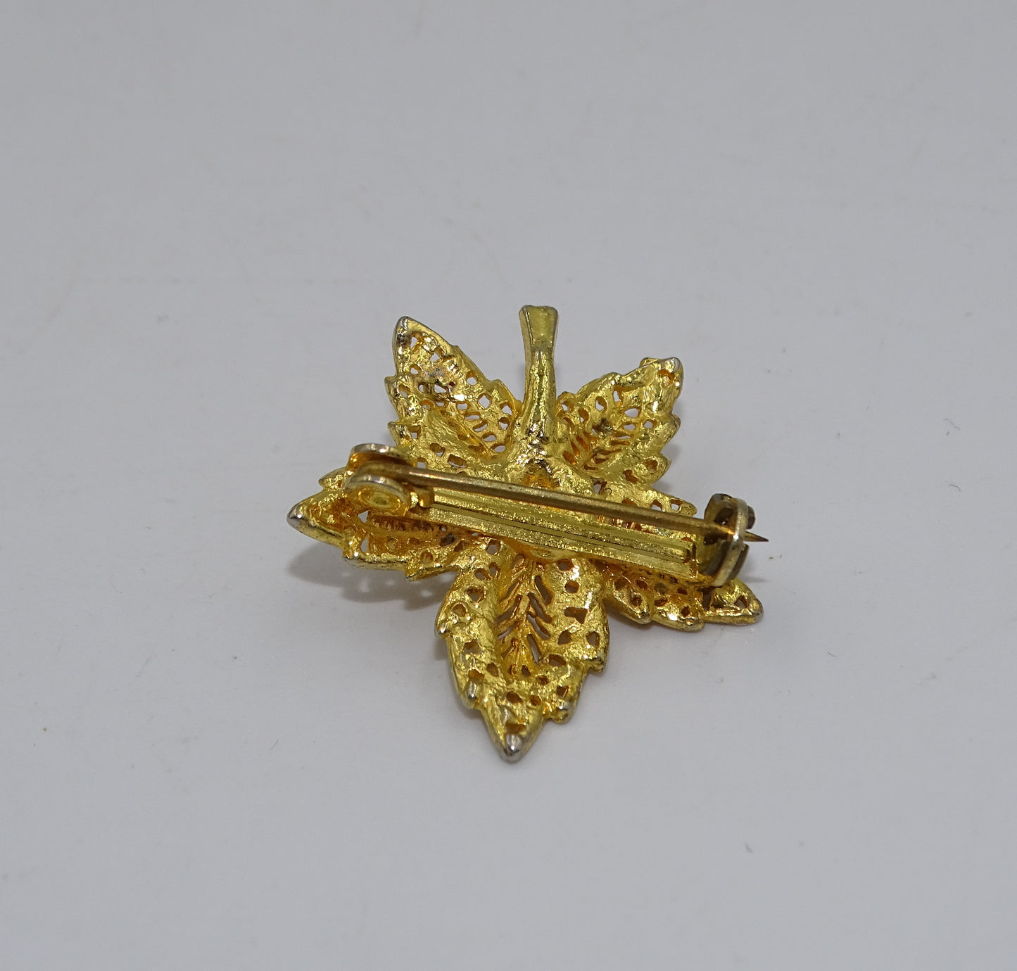 Goldfarbene Ahornblatt-Brosche mit Perle