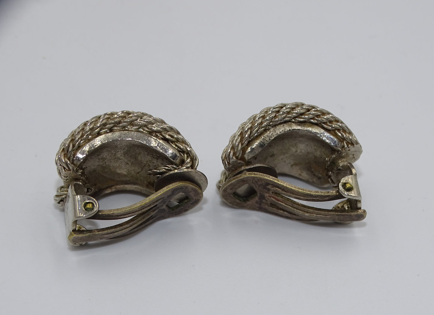 Vintage Ohrclips versilbert mit einem schwarzen Stein