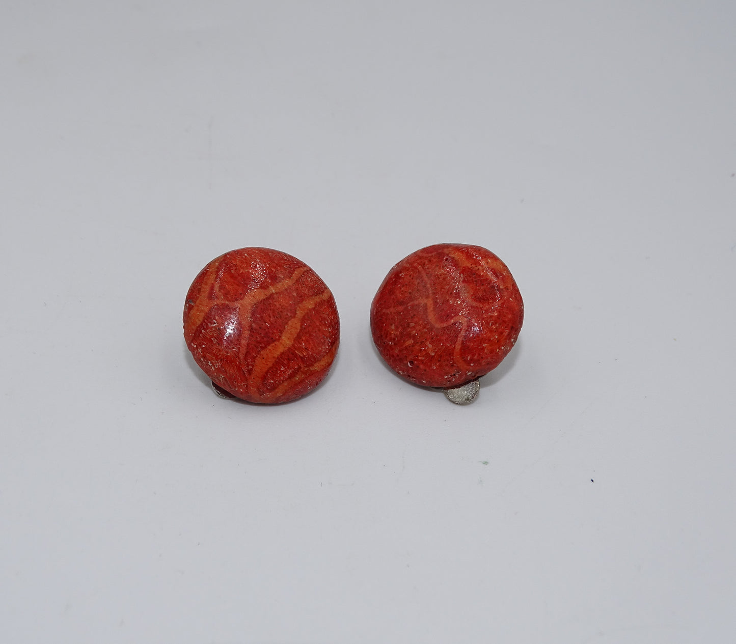 Schmuck Design Ohrclip aus Schaumkoralle in Rot