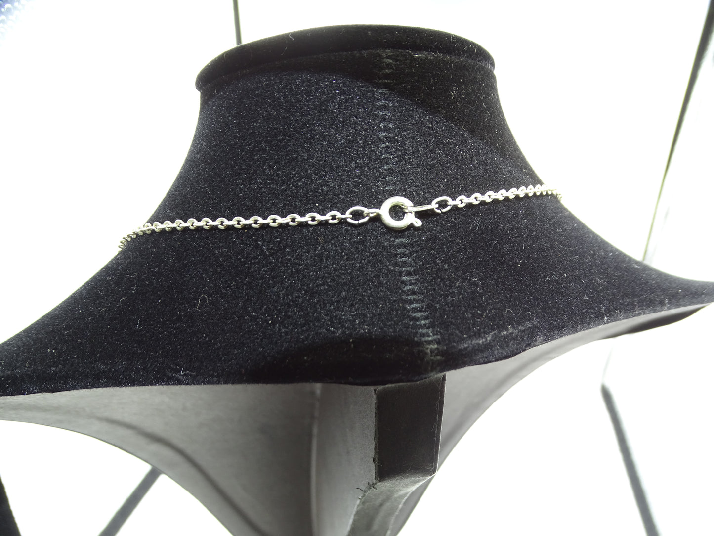 Elegante versilberte Kette mit Zirkon-Anhänger