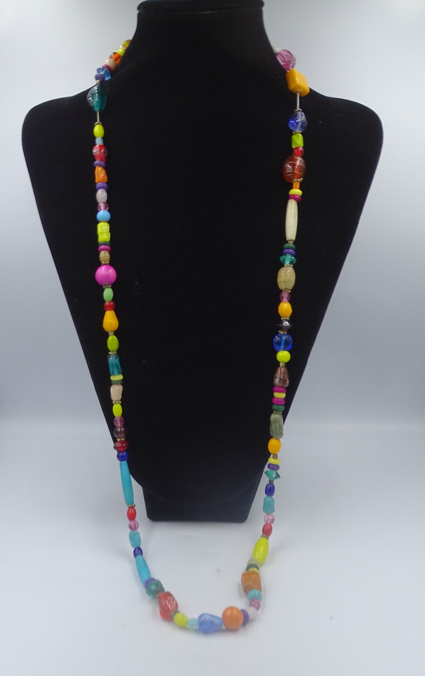 Halskette in Grundfarben Blau, Grün, Rot, Orange aus Saat- und Glasperlen
