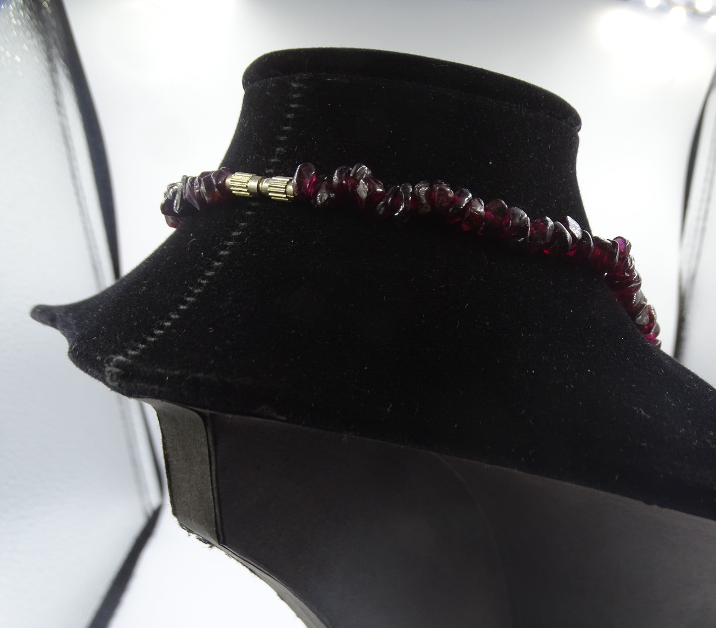 Granat-Perlenkette mit goldfarbenem Fassverschluss 1930er-1940er