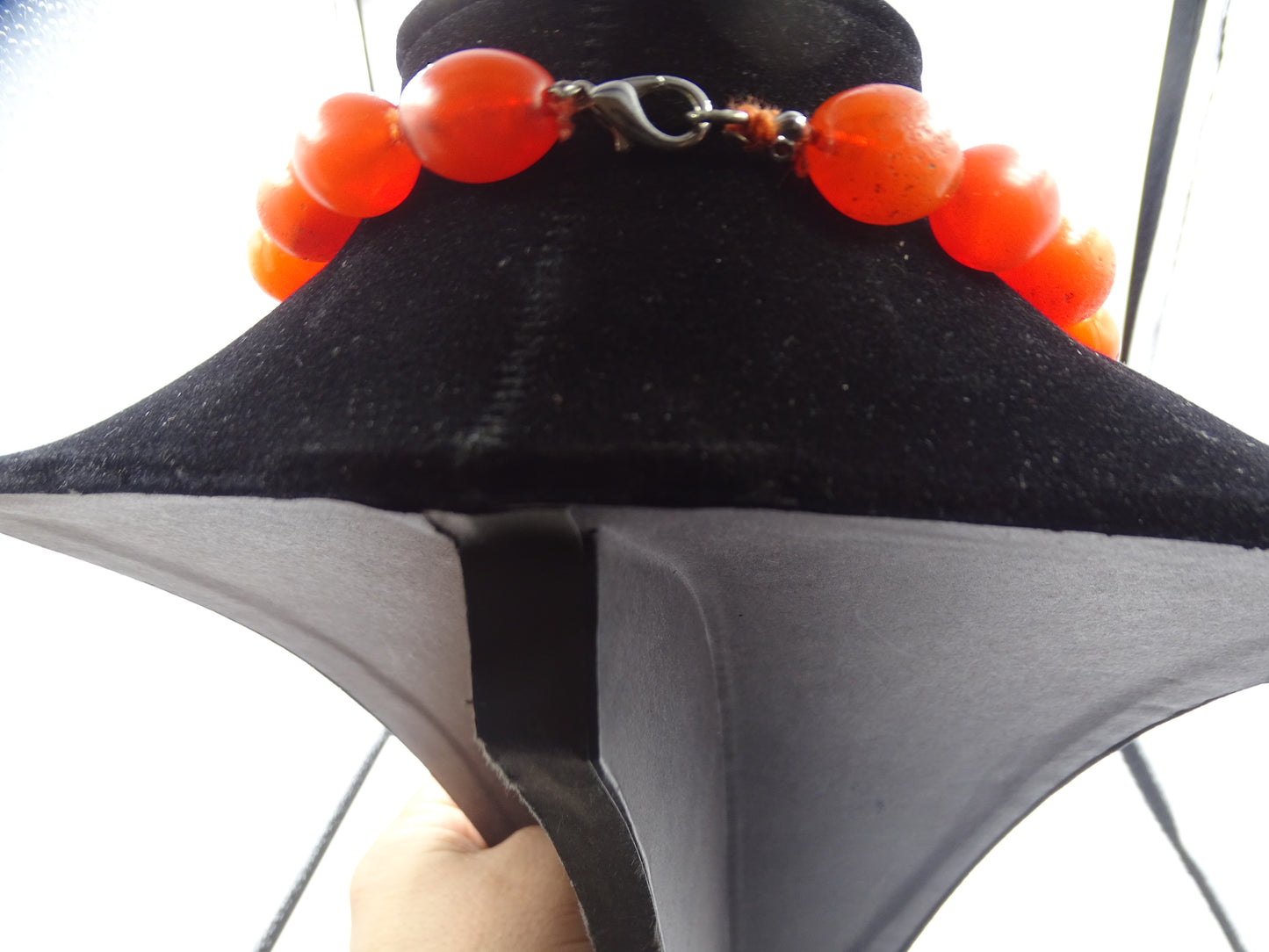 Leuchtend orangefarbene Kugelketten-Halskette mit abgestuften Perlen