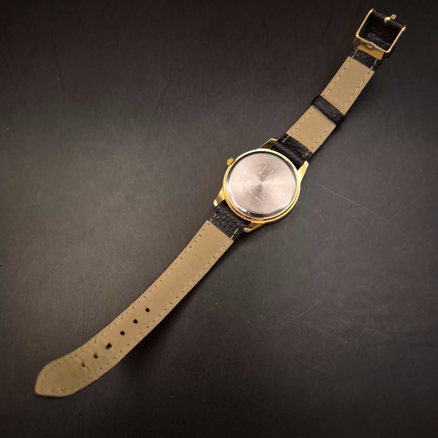 Elegante goldfarbene Damenuhr mit Strass und Perlmutt-Zifferblatt - Bild 4