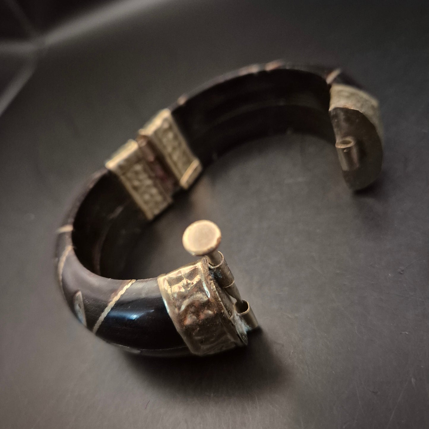 Vintage Armreif aus dunklem Holz mit eleganten Metalleinlagen - Bild 4