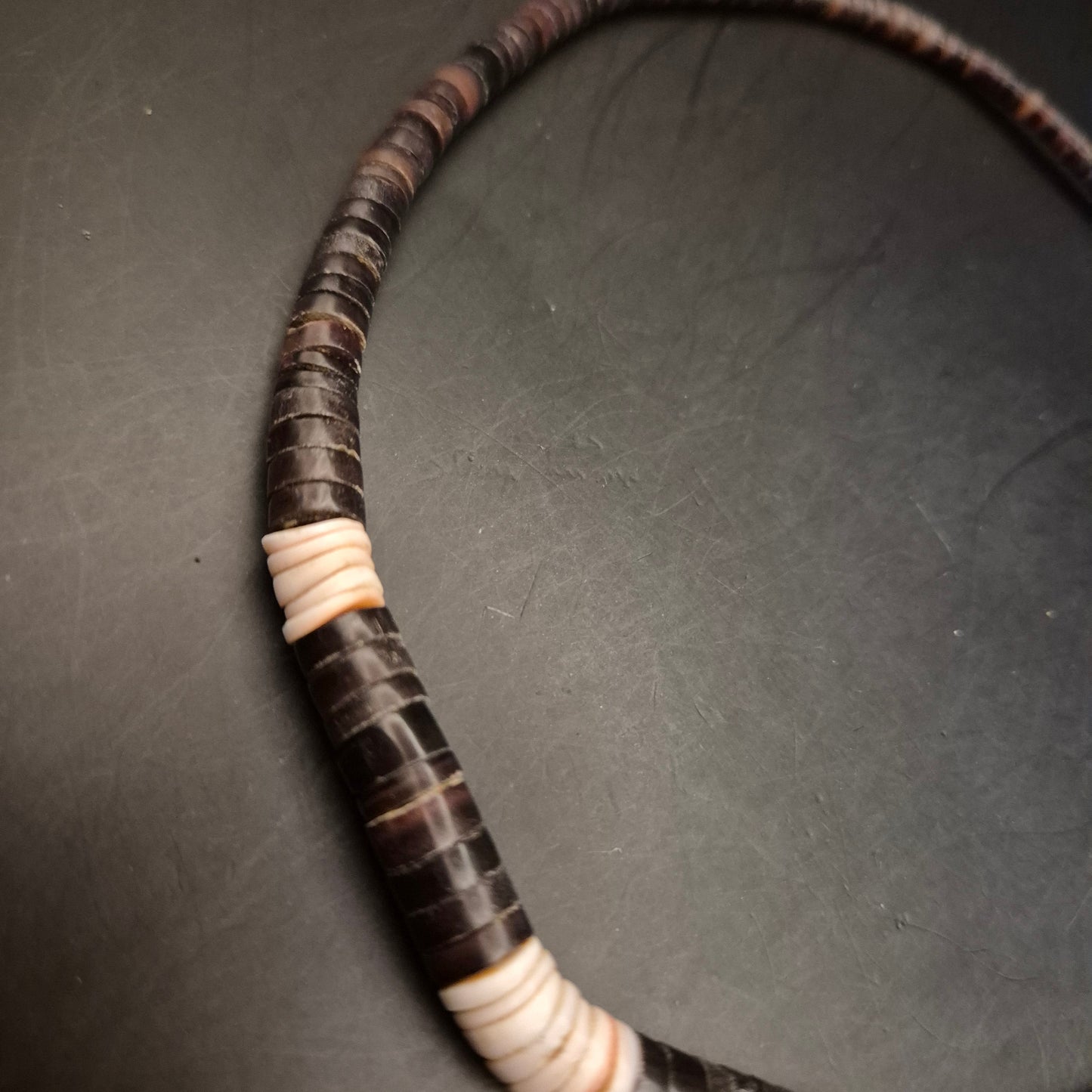 Modische Heishi-Halskette aus Muschelscheiben – Dunkelbraun & Creme - Bild 7