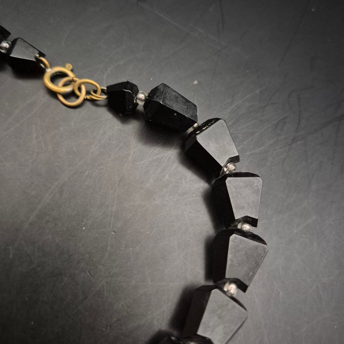 Vintage Halskette Facettierte Schwarze Steine Goldfarbener Verschluss - Bild 6
