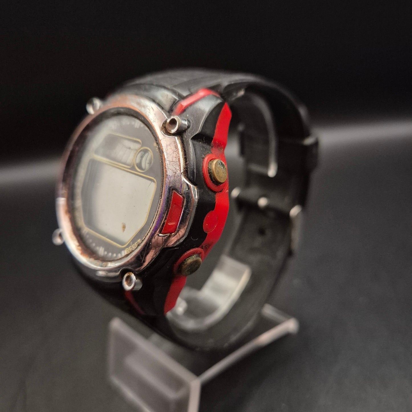 Robuste Vintage Digitaluhr für Herren in Schwarz-Rot - Bild 4