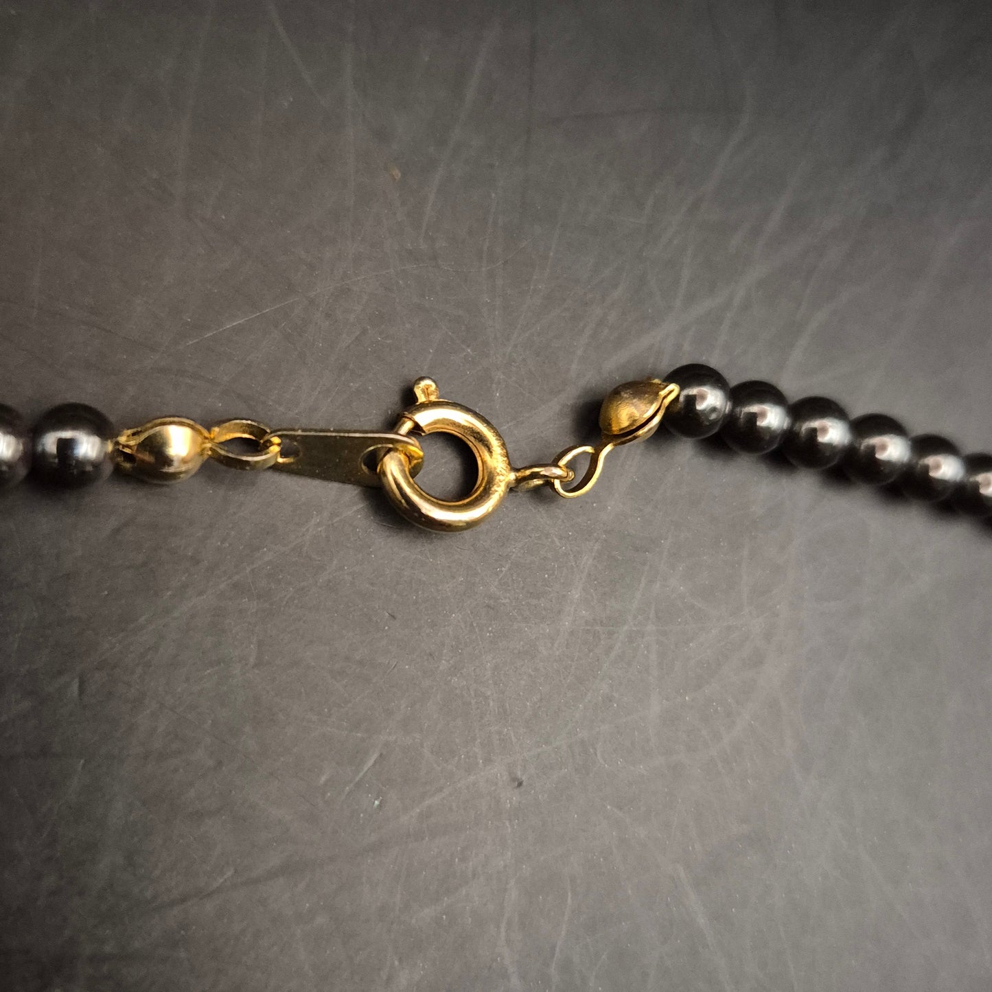 Elegante Hämatit-Perlenhalskette mit glänzendem Goldverschluss - Bild 7