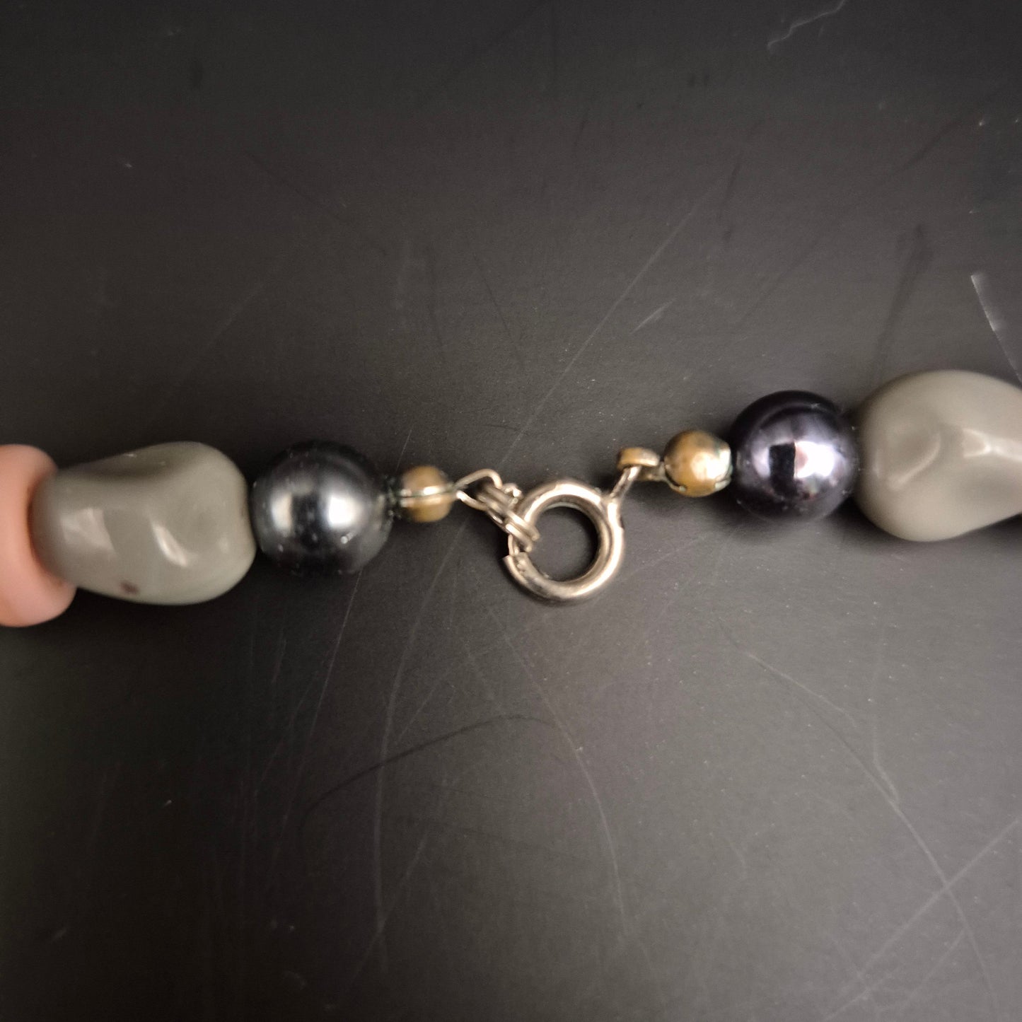 Vintage Perlenhalskette Grau-Pfirsich mit Metallakzenten - Bild 7
