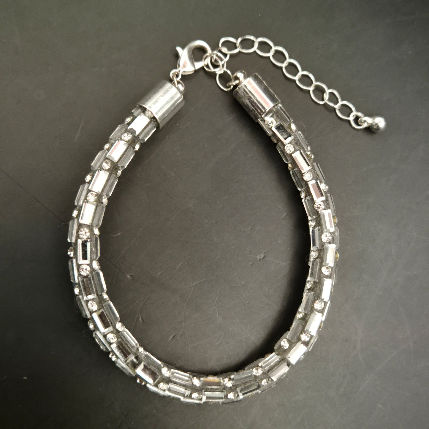 Funkelndes Strass Armband mit eleganten Baguette-Steinen - Bild 4