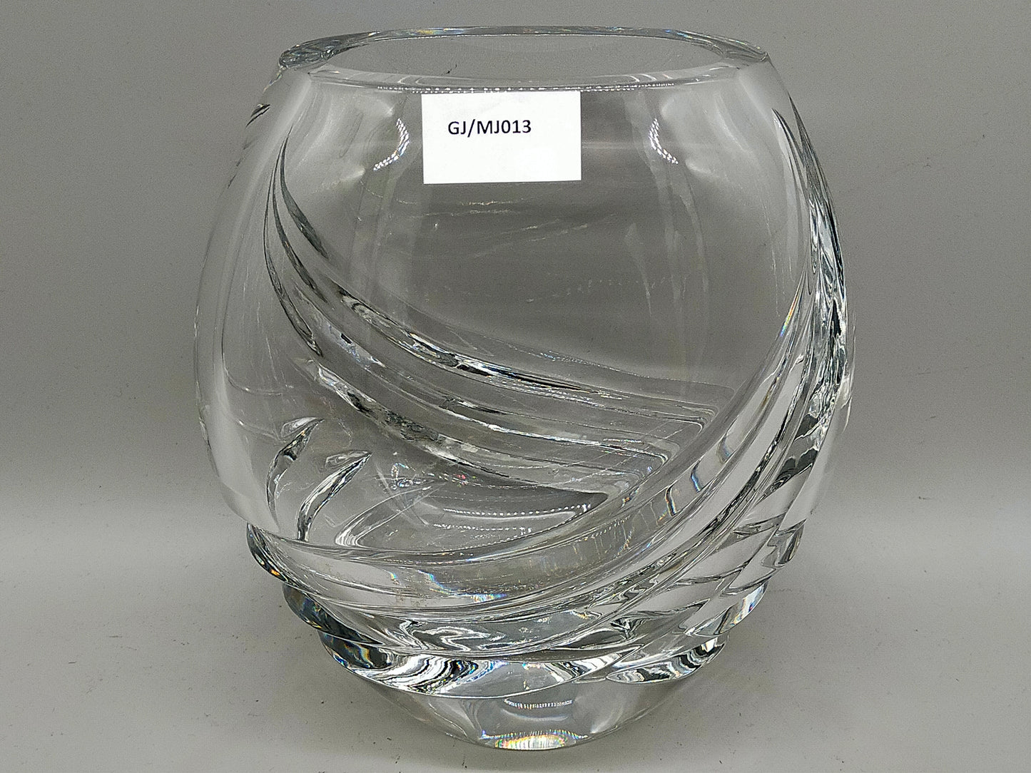 Massive Kristallglas Vase mit geschwungenem Design – dekorativ & edel
