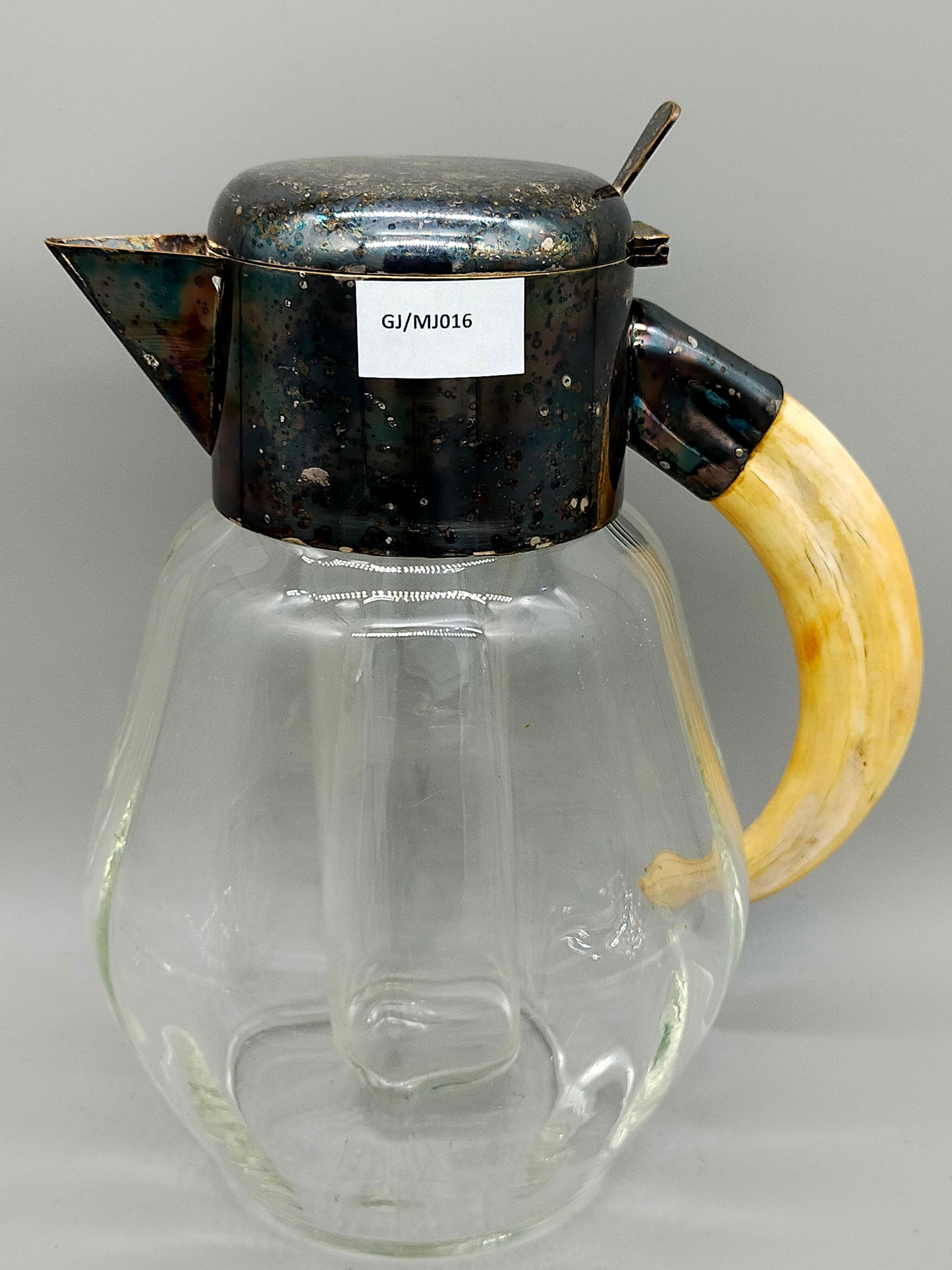 Vintage Glas Karaffe mit Einsatz & Horn Griff – Dekorativ