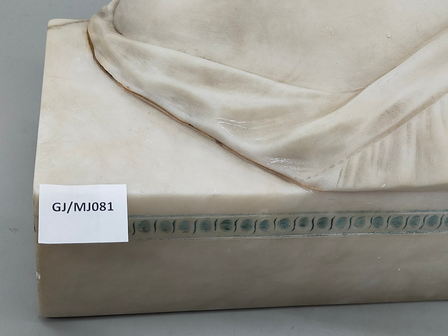 Antike Alabaster Büste Prof. G. Besji – Klassisches Knabenbildnis