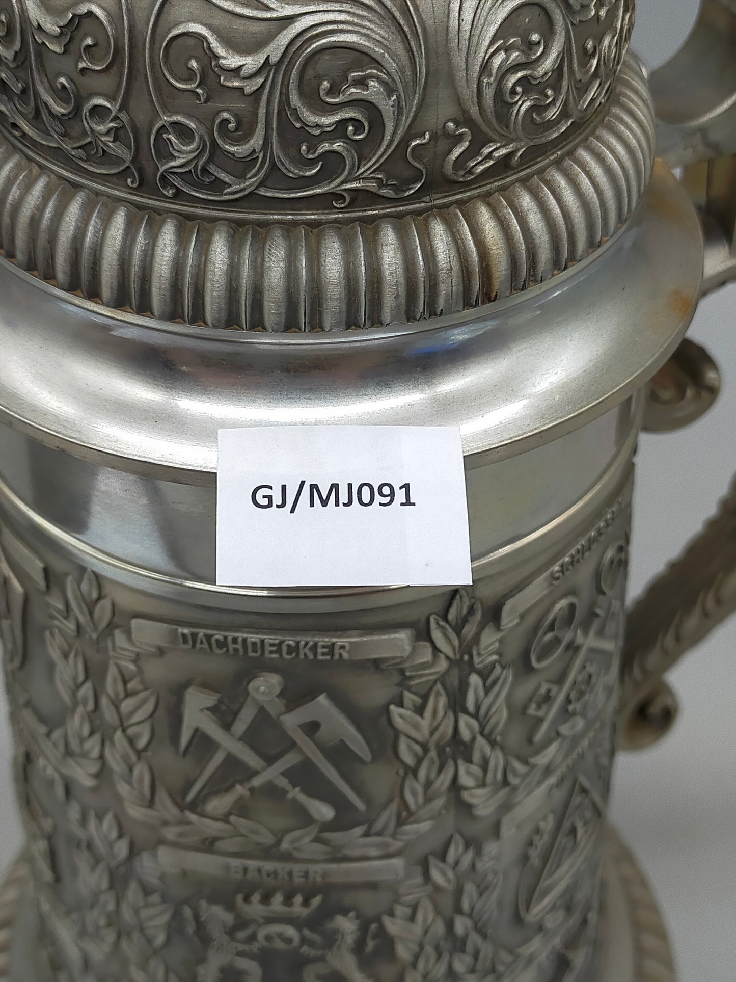 Prunkvoller SKS Zinn krug – Relief mit Zunftwappen der Handwerker
