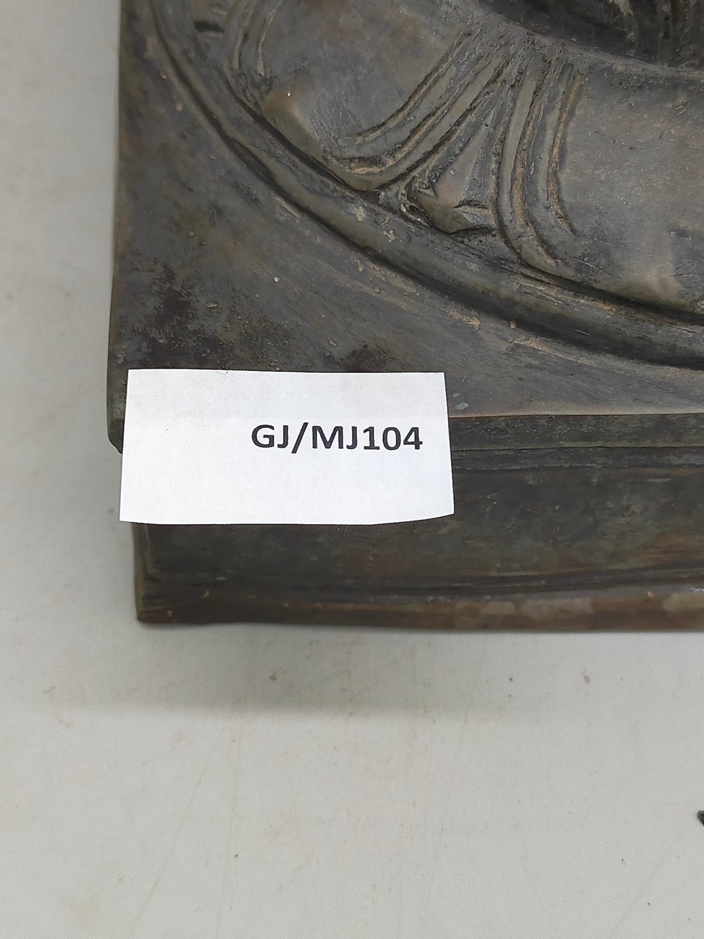Antike Bronze Statue – Grazile Phareon Frauenfigur auf Lotossockel