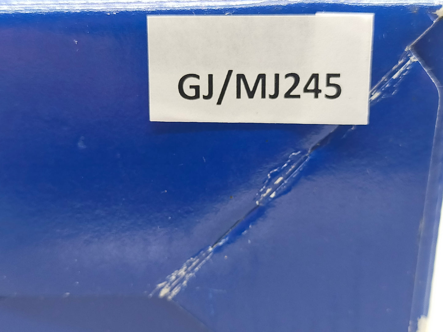 Goebel Hummel Figur "Fehlt noch was?" – Mit Original Verpackung und Zertifikat