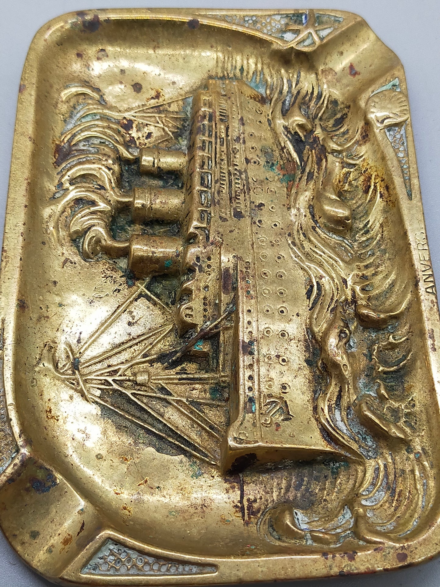 Antiker Messing „Anvers“ Aschenbecher – Maritimes Titanic Relief-Design