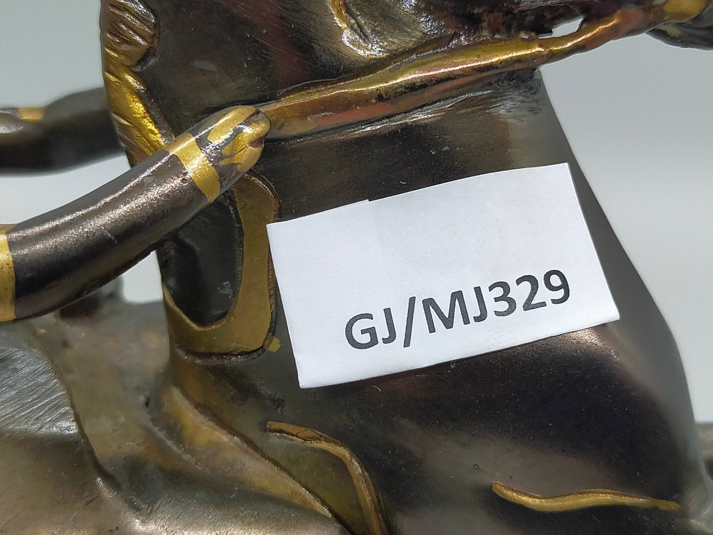Antike Bronze Skulptur – Reiter auf steigendem Pferd im Kolonialstil